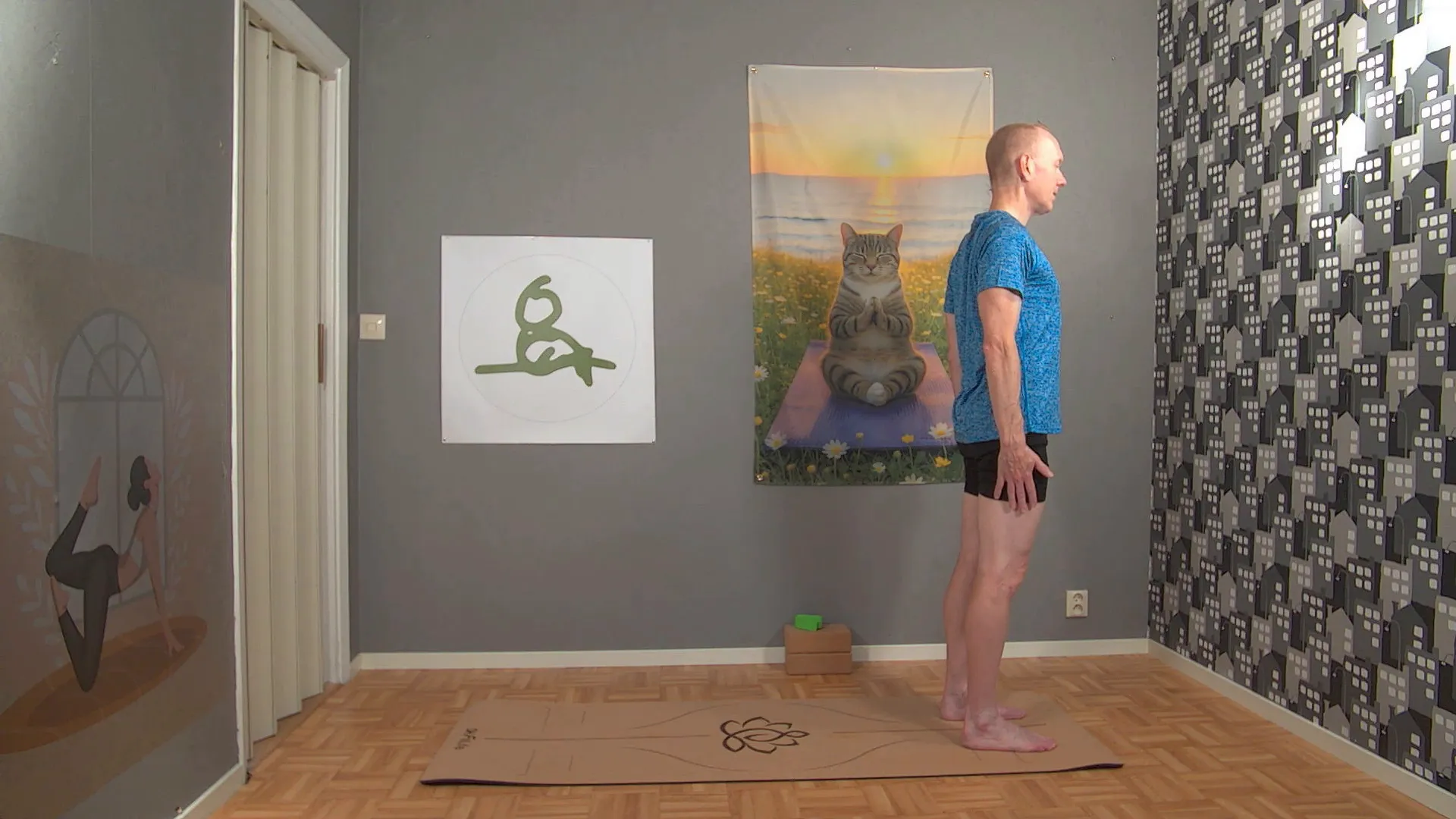 Stående grundposition och fokus på fötter och axlar