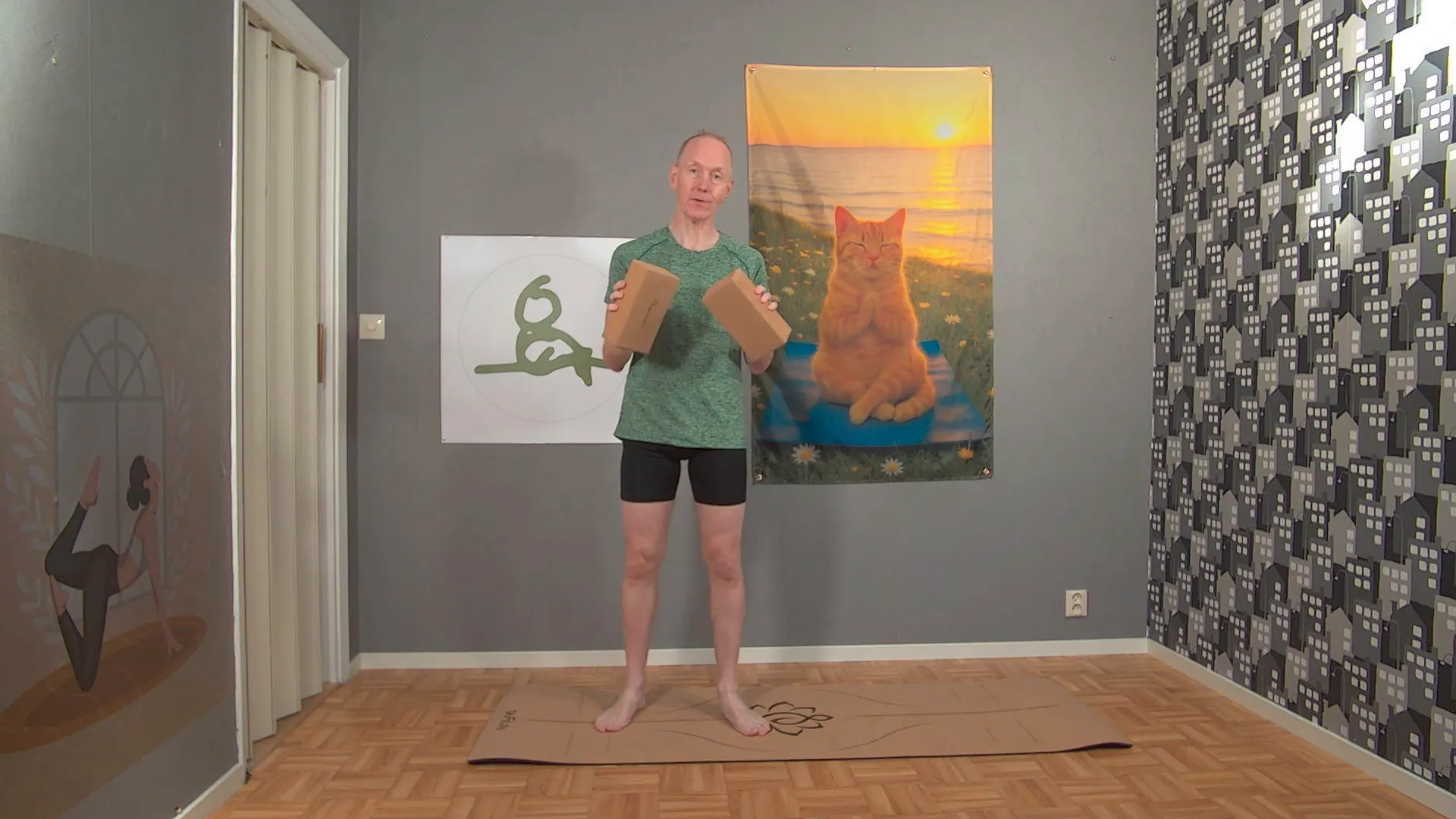 Yogablock visas bredvid mattan