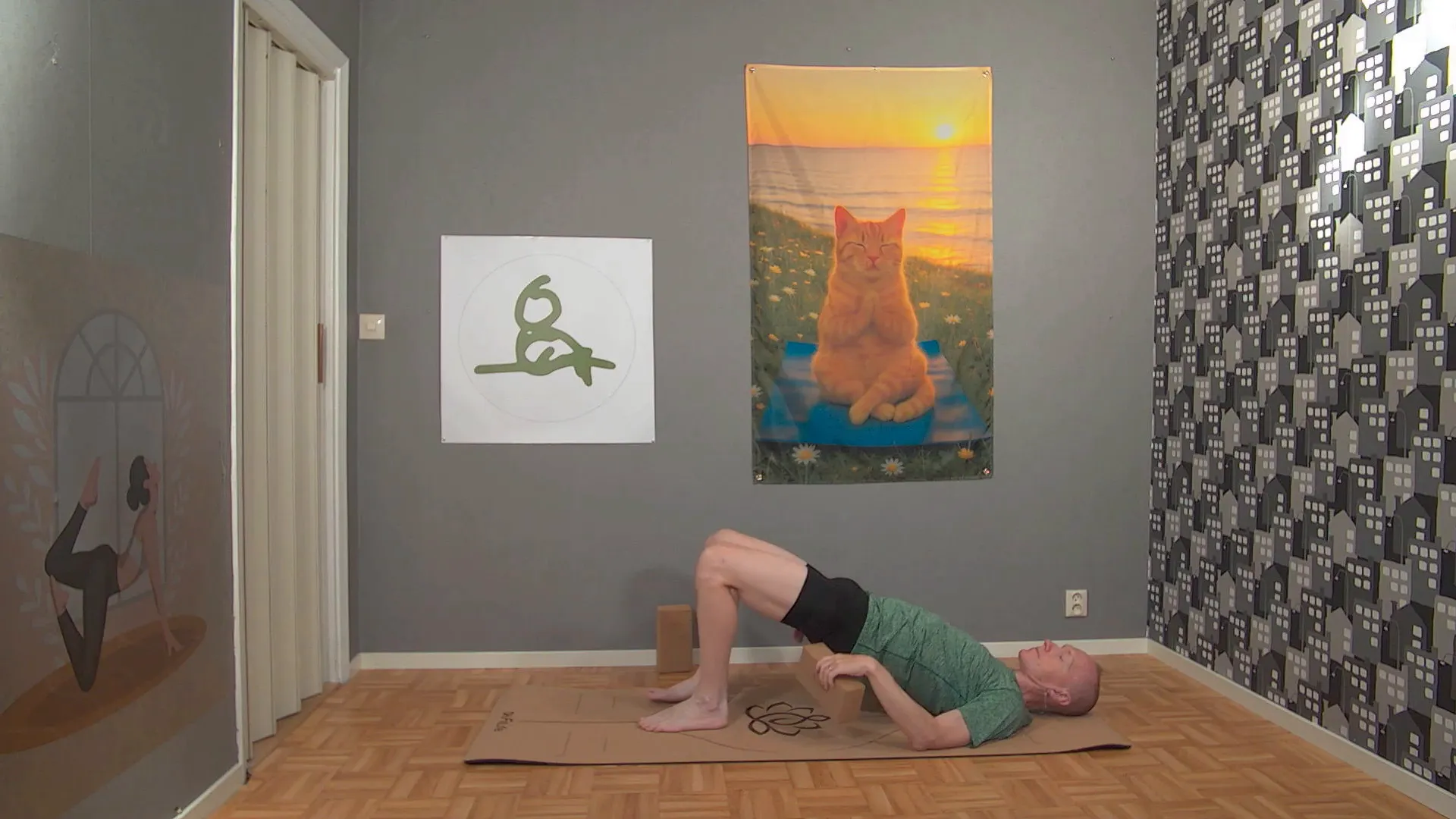 Liggande fisk med yogablock under skulderblad