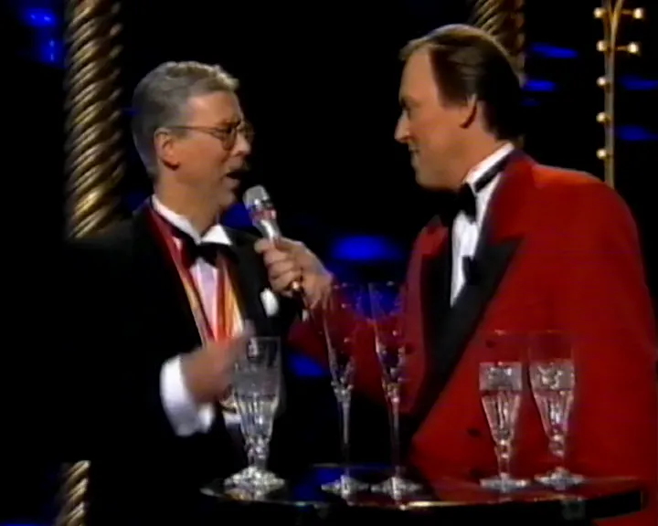 Expert visar hur man öppnar champagne