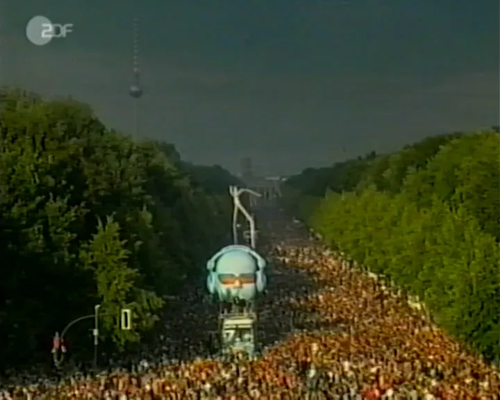Loveparade i Berlin med stora folksamlingar och teknomusik