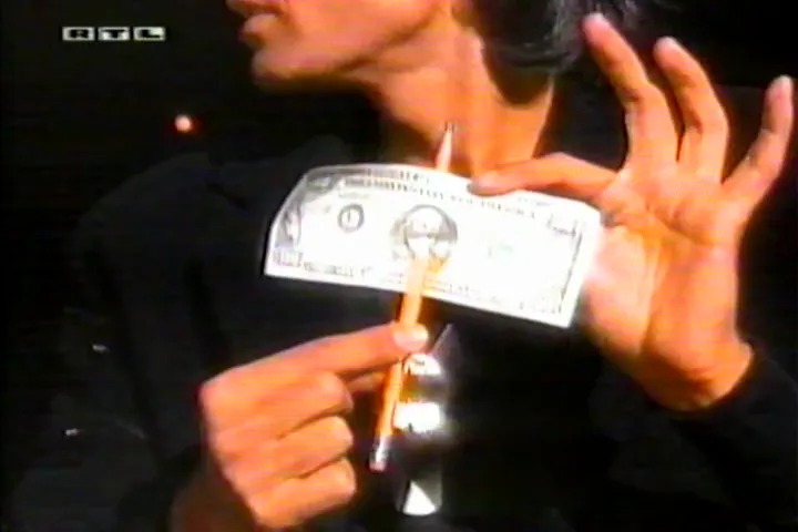 John ger sin hundradollarsedel till magikern