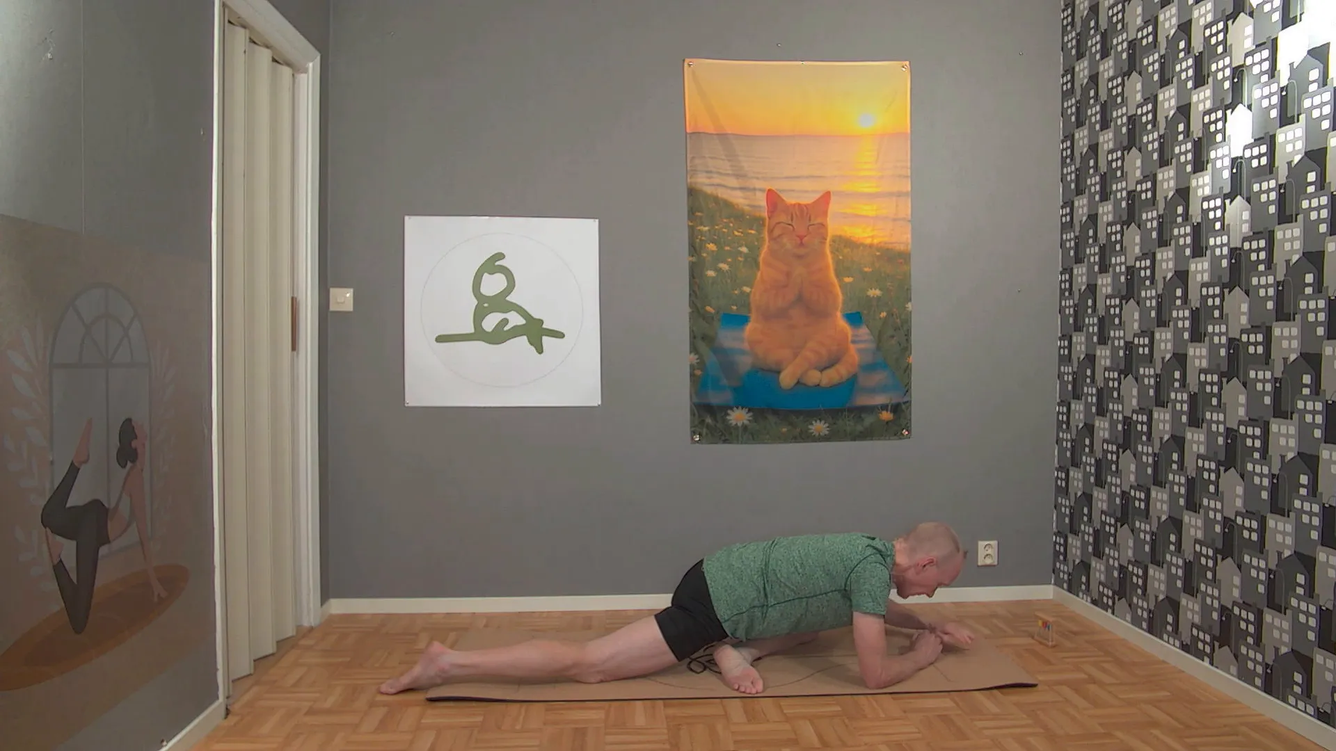 Underarmarna stödjer kroppen med filtar och kuddar