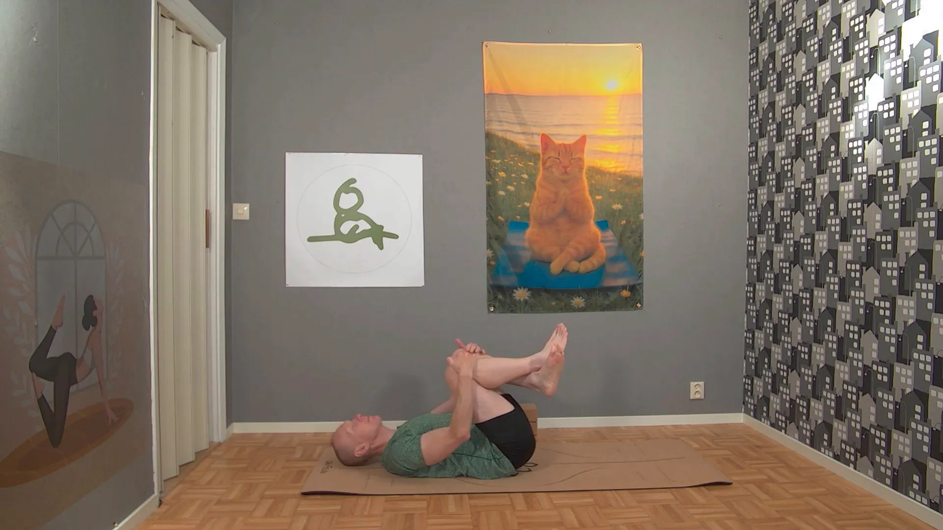 Liggandes på mattan, förbereder kroppen