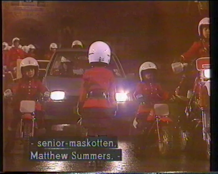 Senior maskot Matthew Summers leder paraden