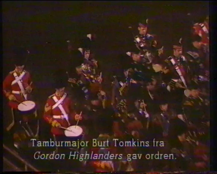 Senior drum major Bert Tomkins ger kommandot för Gordon Highlanders