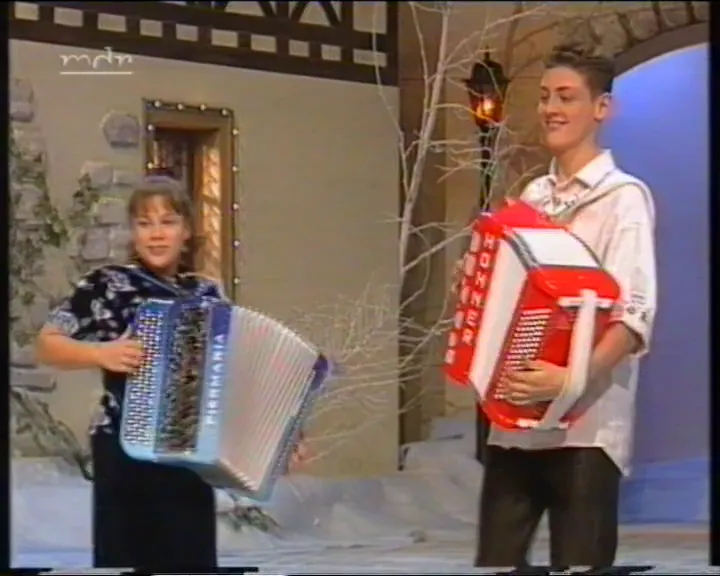 Mereline och Vasong spelar ackordeon duett