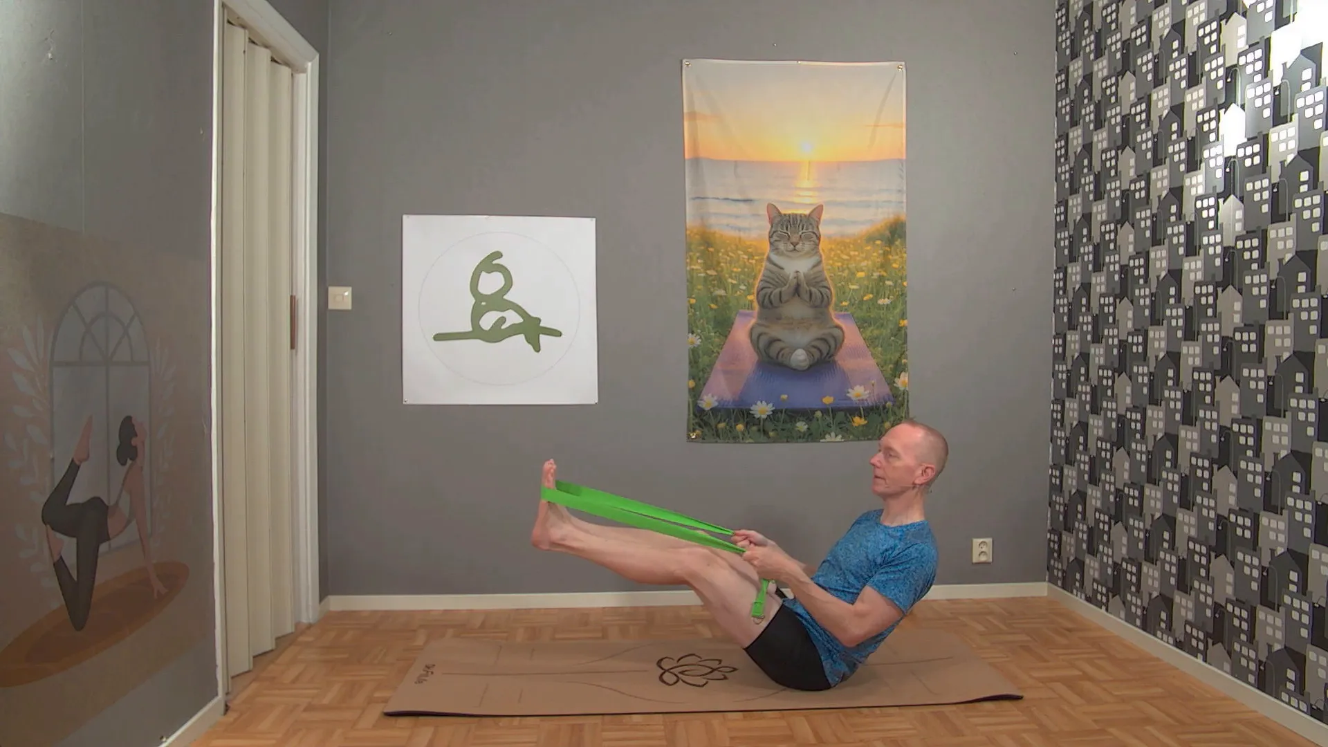 Båtpose med yogabälte som sitter runt fötterna