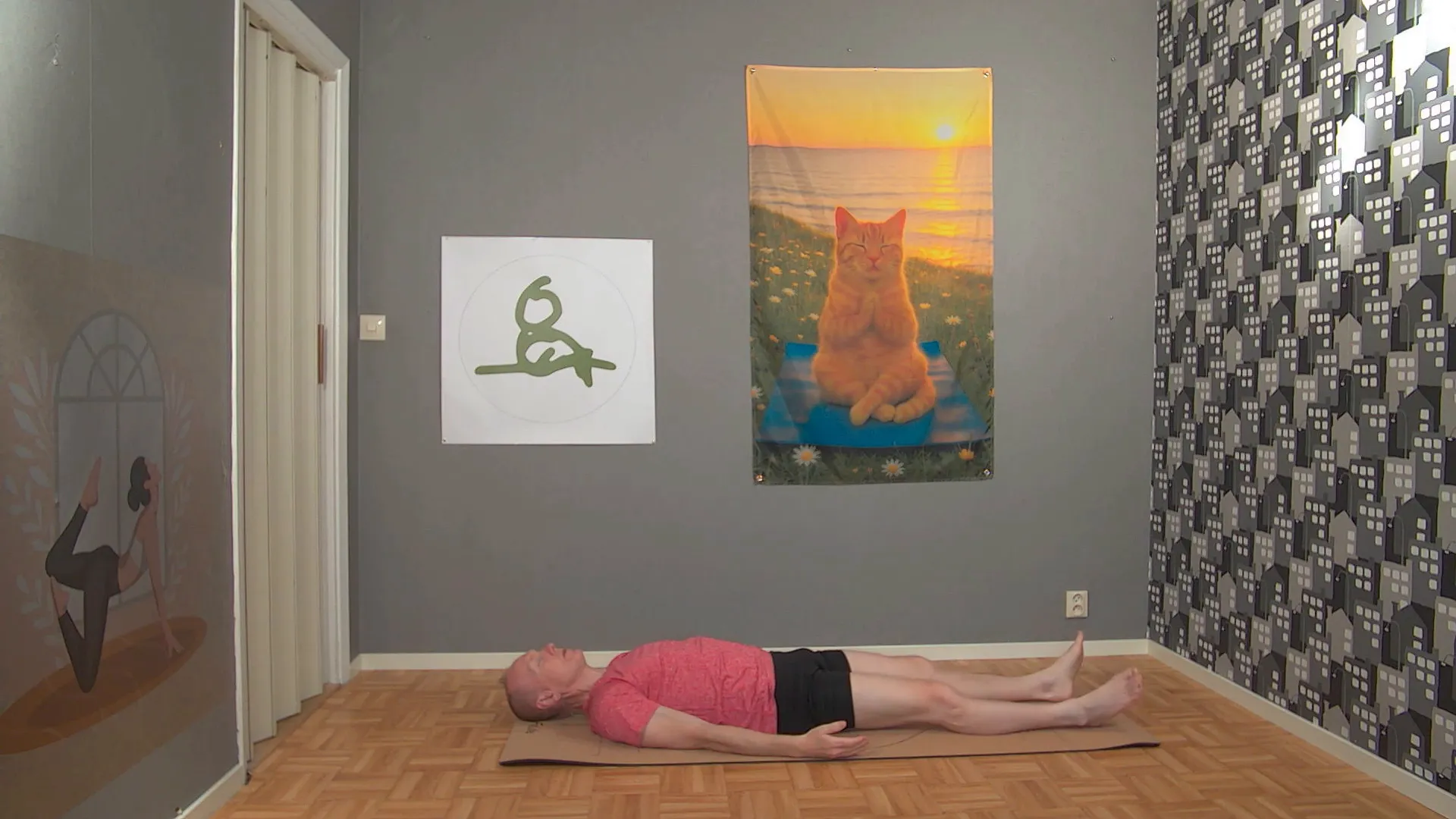 Savasana: ligg ner med filt och låt kroppen slappna av