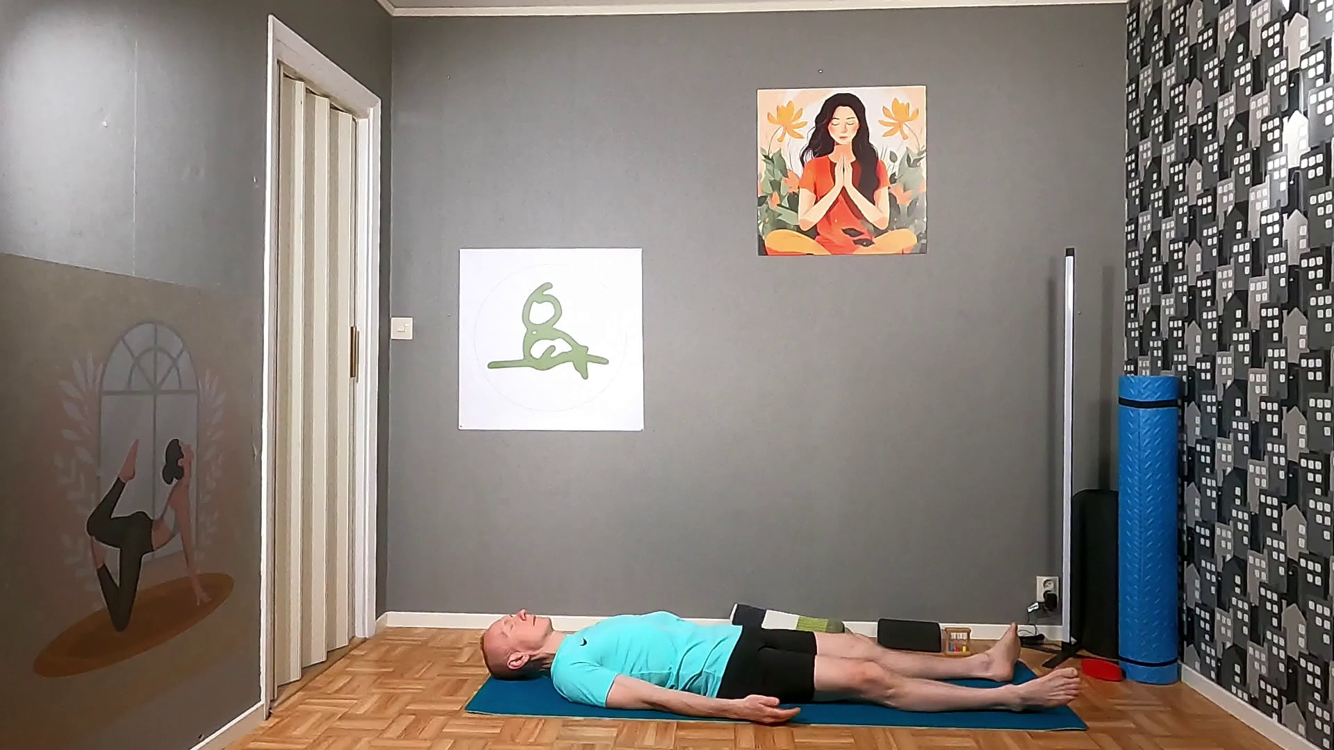 Shavasana, en avkopplande position för att integrera effekterna av yogan.