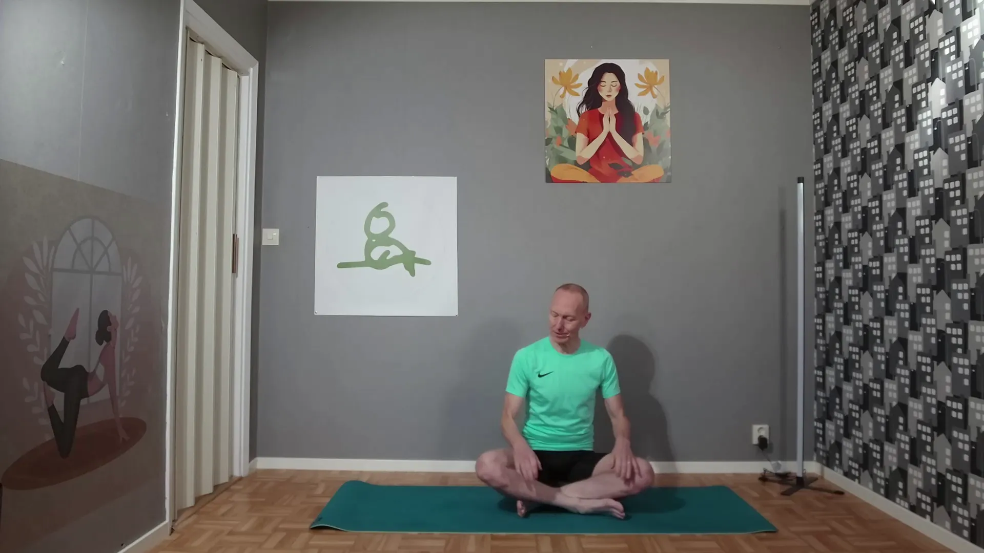 Sittande med rak rygg på yogablock