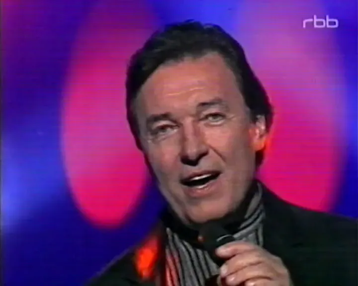 Karel Gott sjunger live på scen