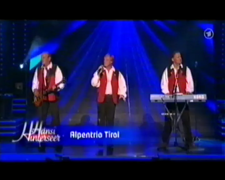 Salton Trio på scenen, välkomnas av publiken