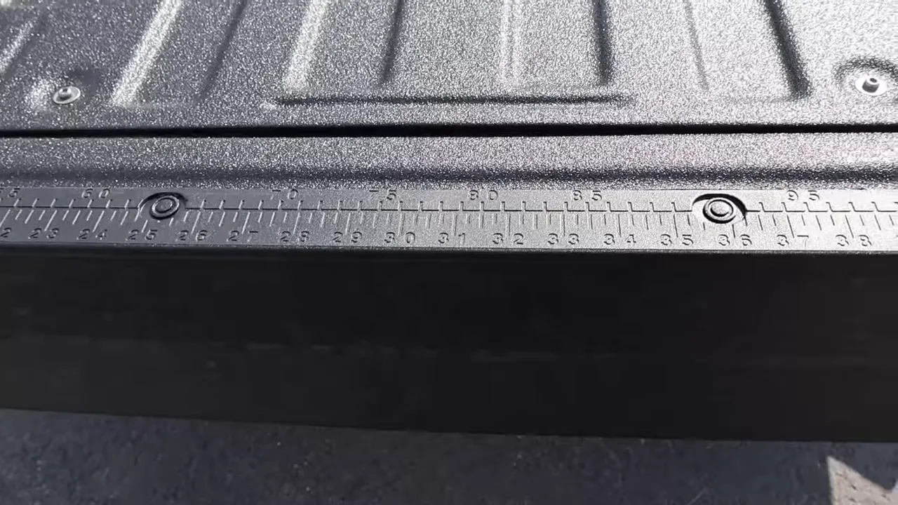 Tailgate ruler measurement indicator on Ford F-350 tailgate edge