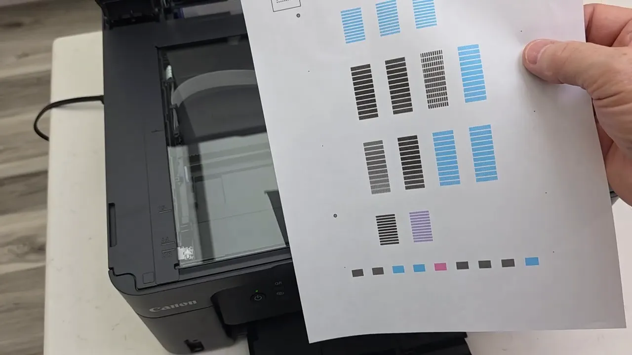 Arrow indicator on the scanner for correct placement of alignment sheet