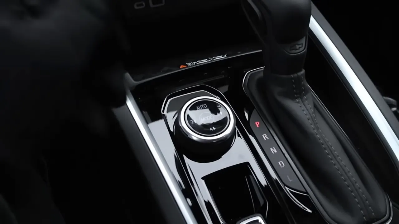 Clear close-up of the center-console drive-mode dial showing 'AUTO' and four-wheel drive settings beside the gear shifter.