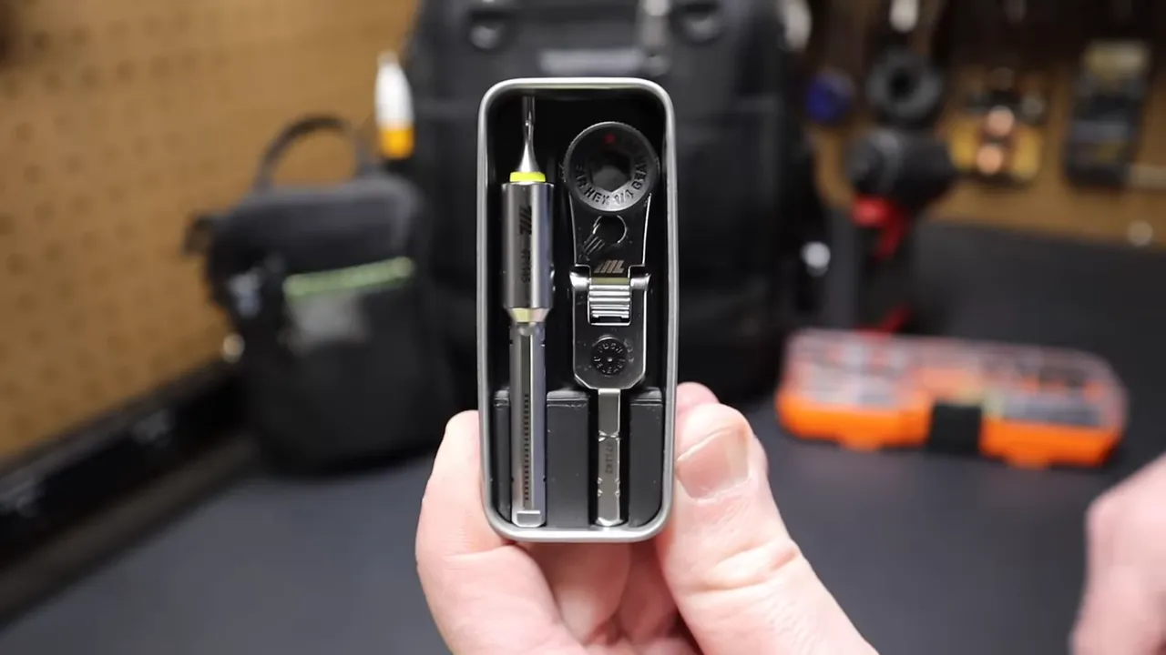 711L ratchet in metal tin case, lid popped off