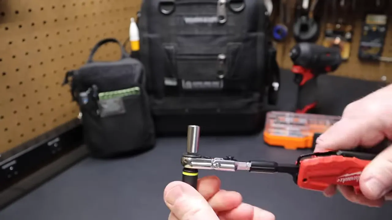 711L attached to Milwaukee Fastback 6-in-1 to act as ratchet handle