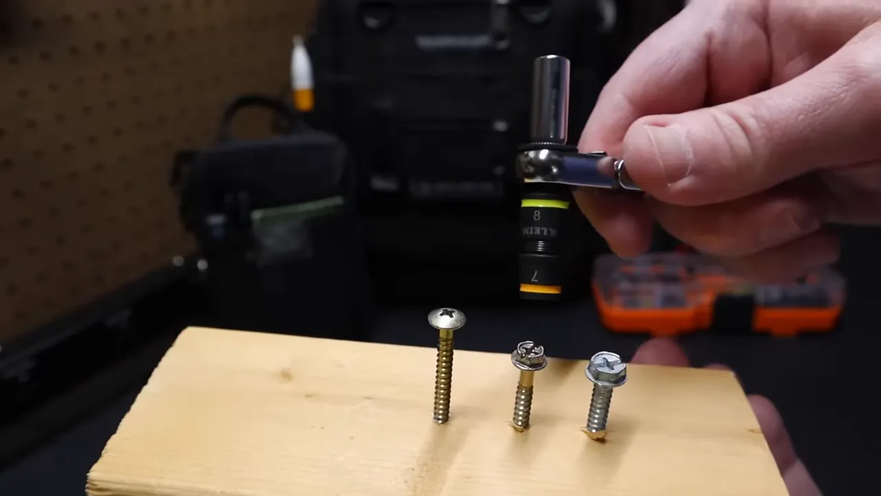 Icon ratchet with flip socket clicking into place but sliding down under load