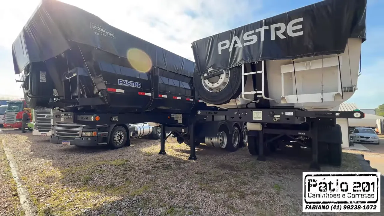 Duas carretas basculantes Pastre estacionadas lado a lado