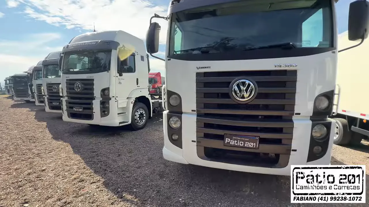 Dois cavalos mecânicos Volkswagen brancos estacionados no pátio