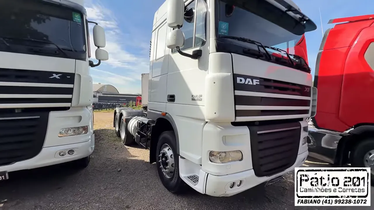 Cavalo mecânico DAF XF branco visto de frente no pátio