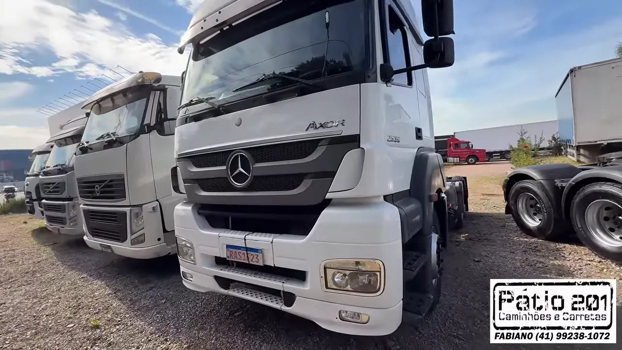 Cavalo mecânico Mercedes-Benz Axor branco estacionado no pátio