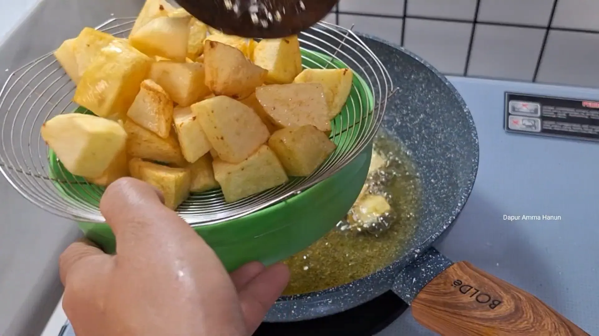 Kentang yang sudah digoreng berwarna kuning keemasan dan tiris