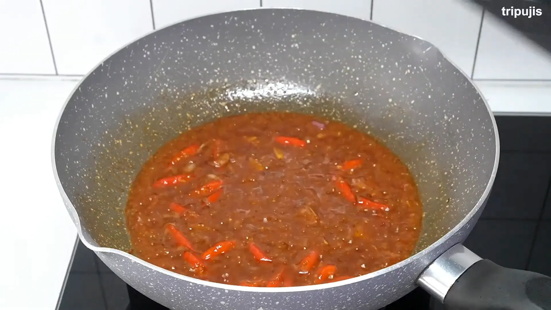 Kangkung dimasak dengan bumbu saus tiram dan rempah