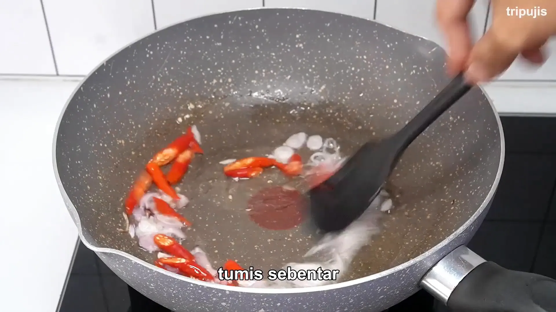 Tumis bawang putih dan cabai merah hingga harum