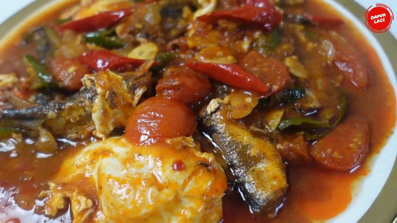 Sarden telur siap disajikan dengan taburan bawang merah goreng