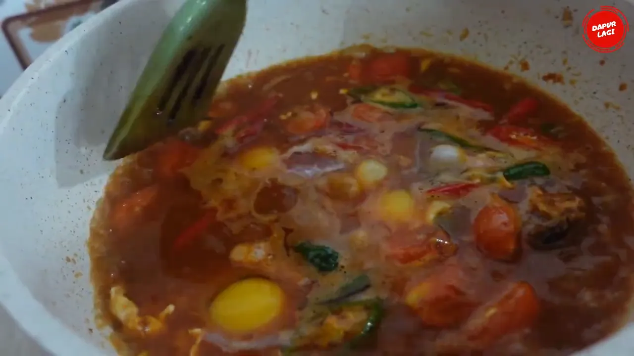 Telur dimasukkan ke dalam tumisan sarden dan dimasak hingga matang