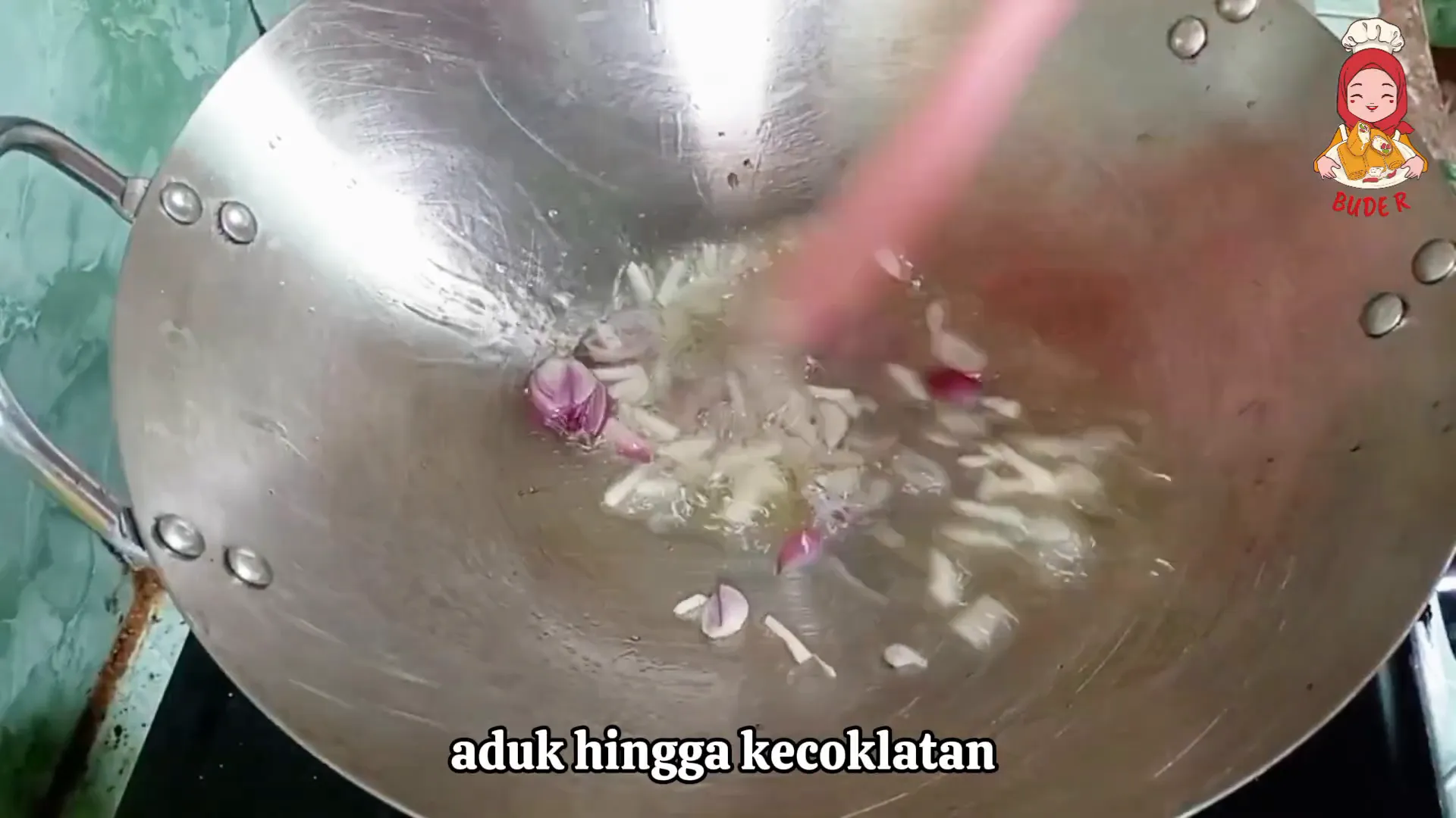 Tumis bawang dan cabai sebagai dasar saus