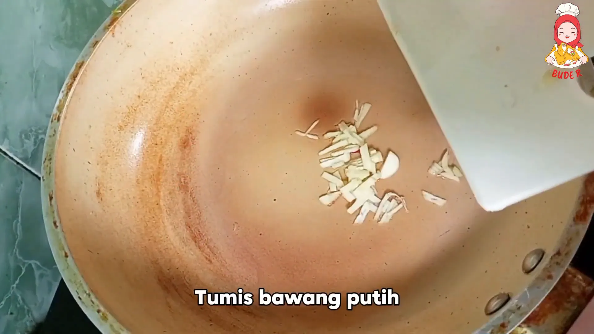 Proses memasak bihun goreng di wajan