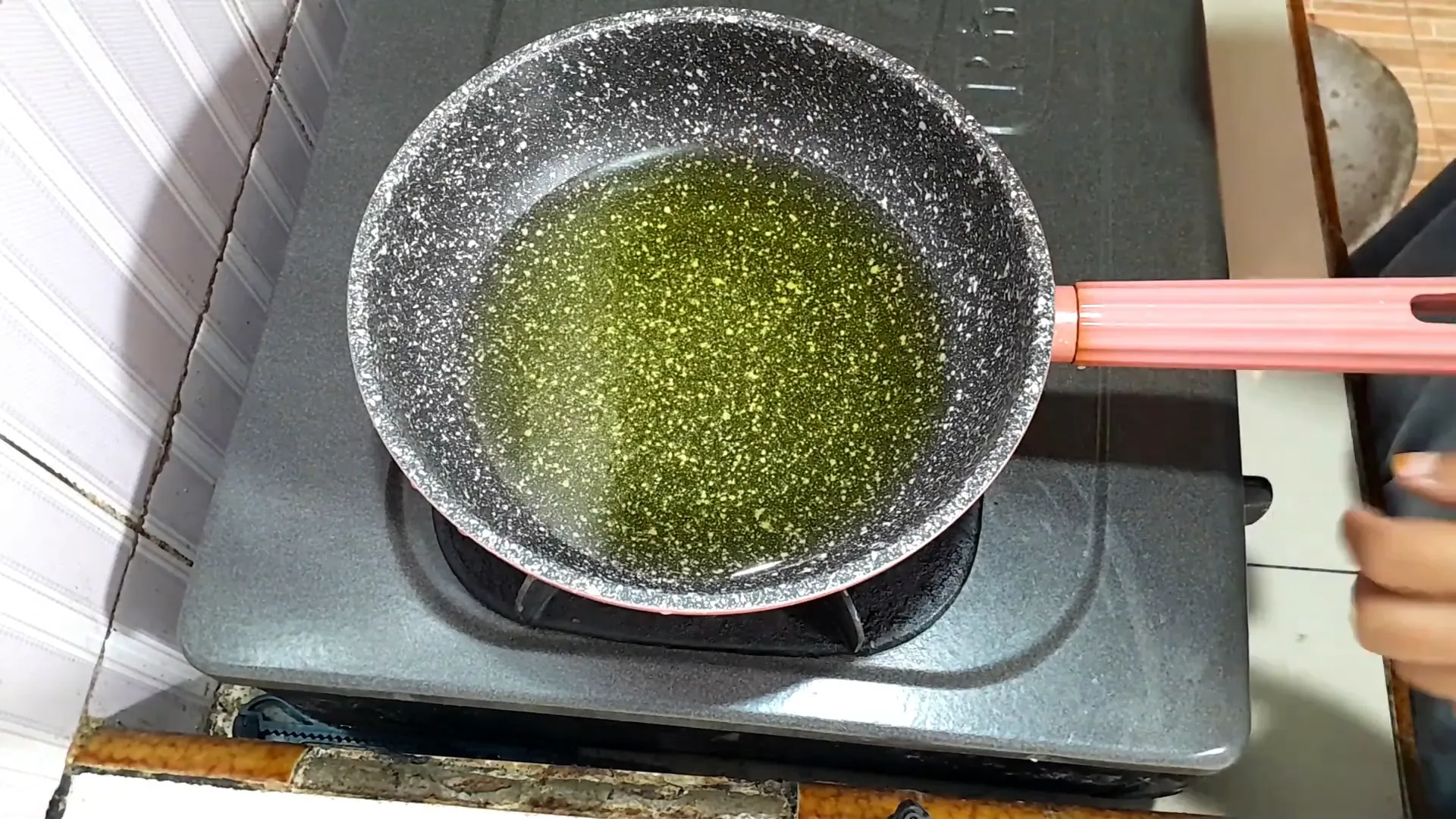Menggoreng cireng salju isi telur puyuh dengan api kecil