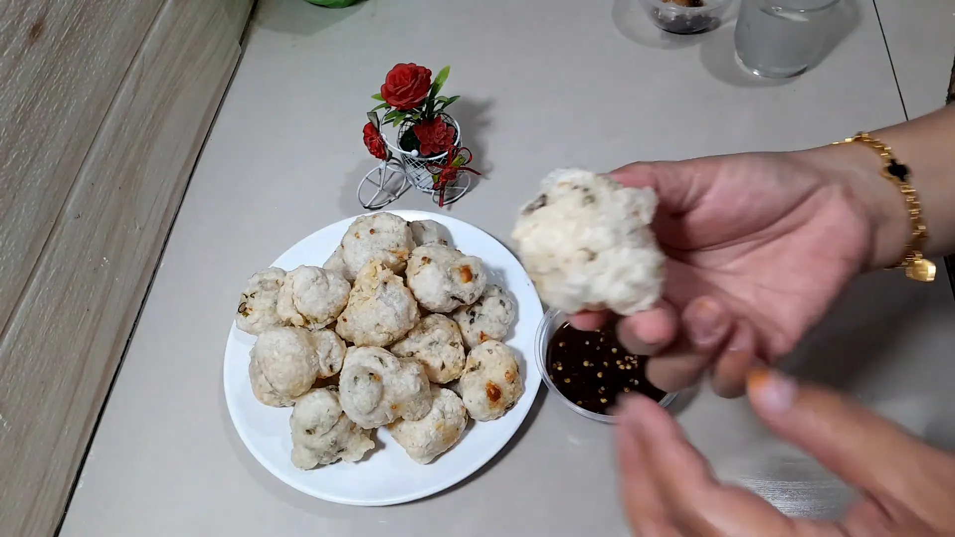 Sambal rujak pedas sebagai pelengkap cireng