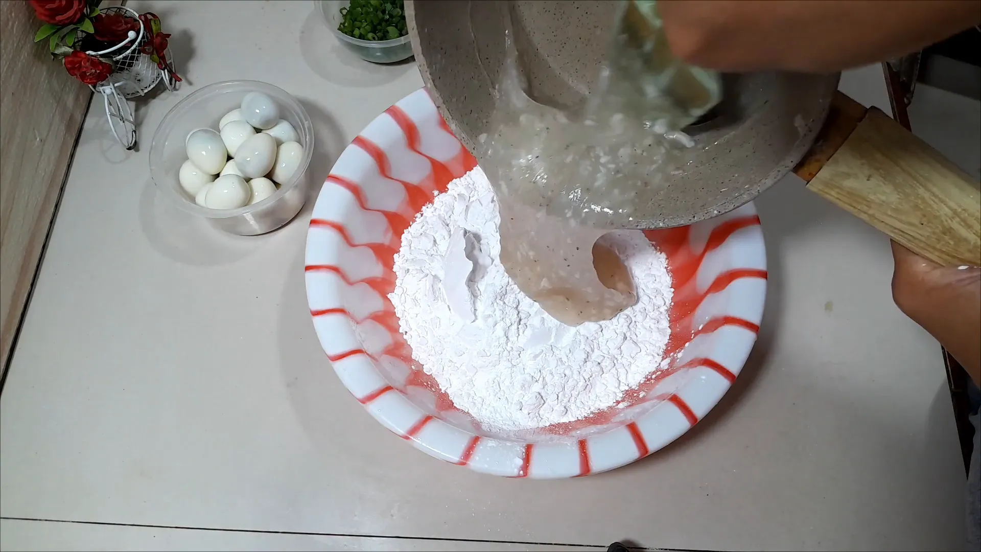 Mencampur adonan cireng dengan tepung kanji