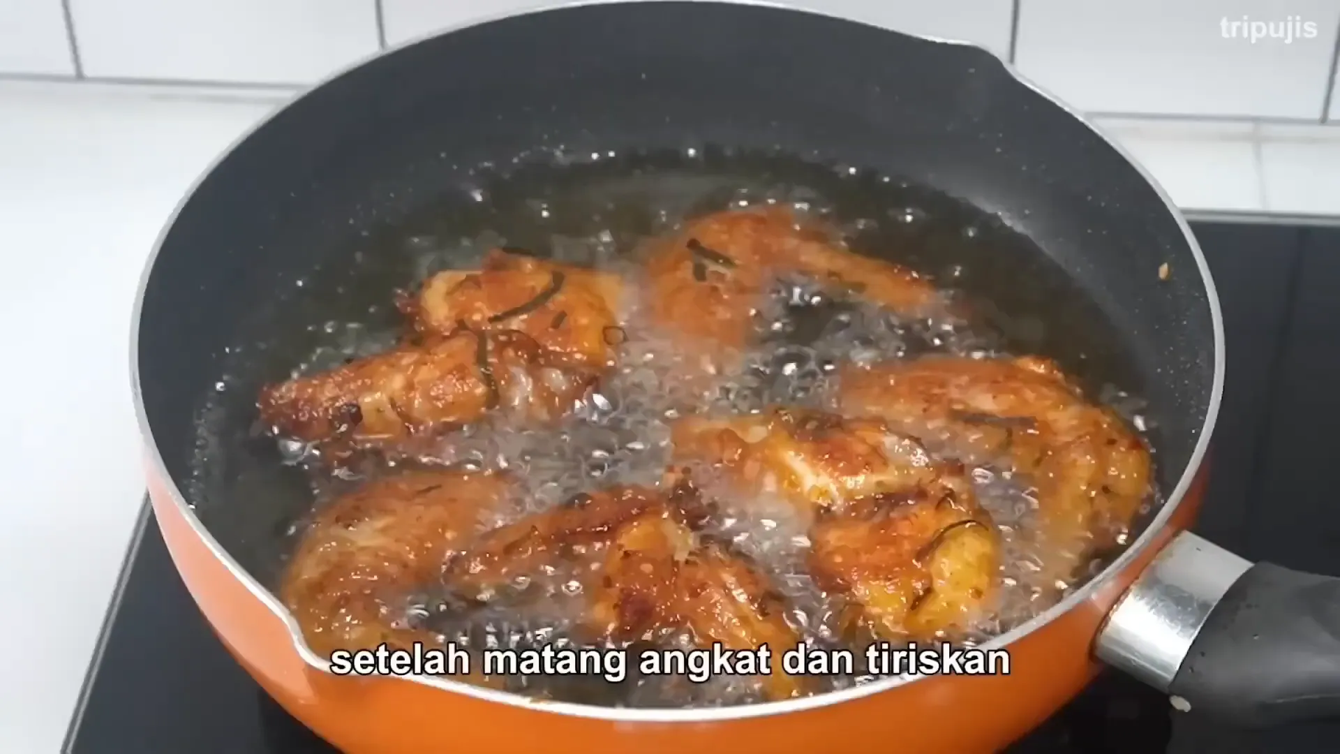 Ayam goreng daun jeruk dengan aroma khas