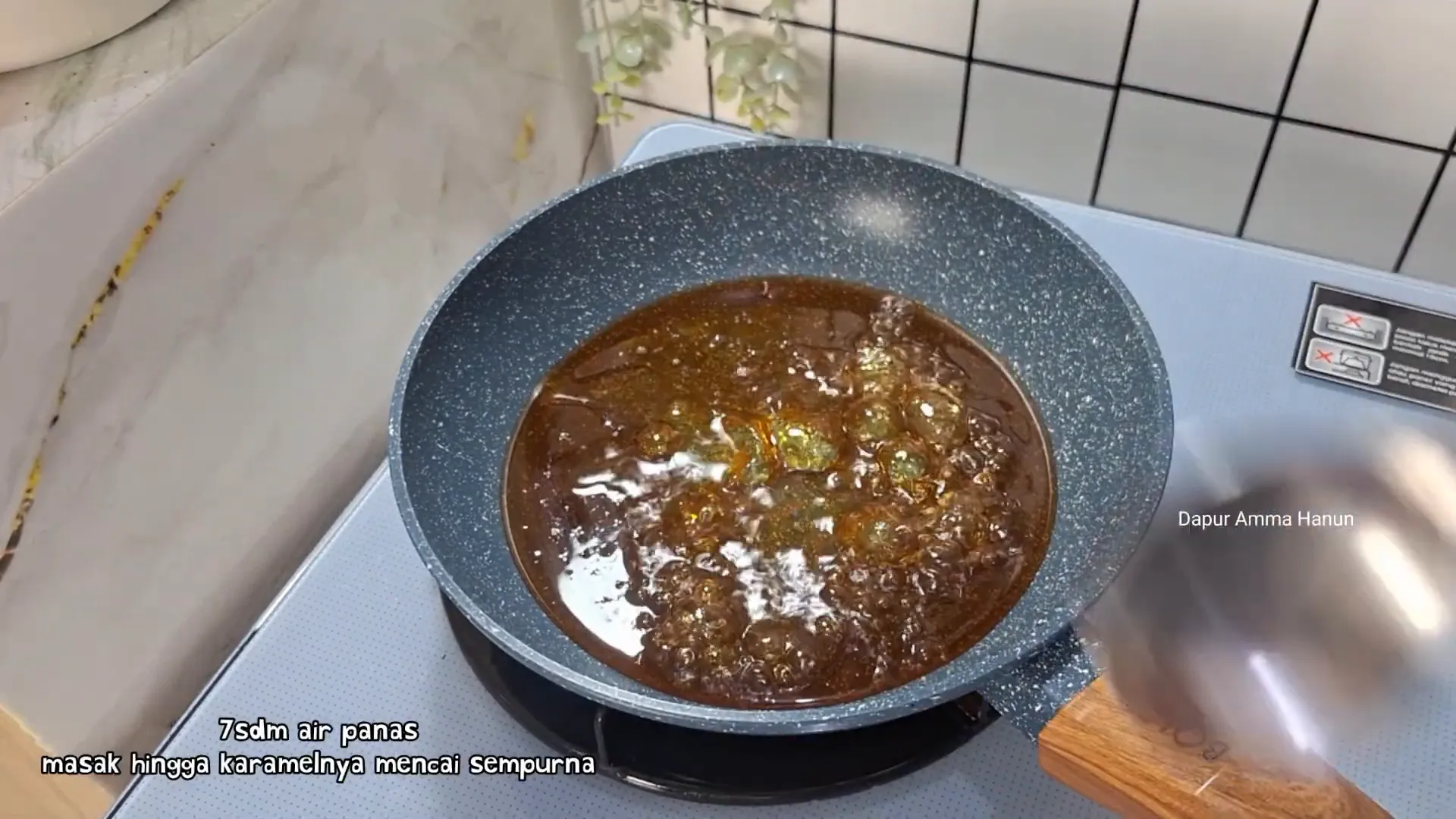 Proses membuat karamel dalam pan hingga mencair sempurna