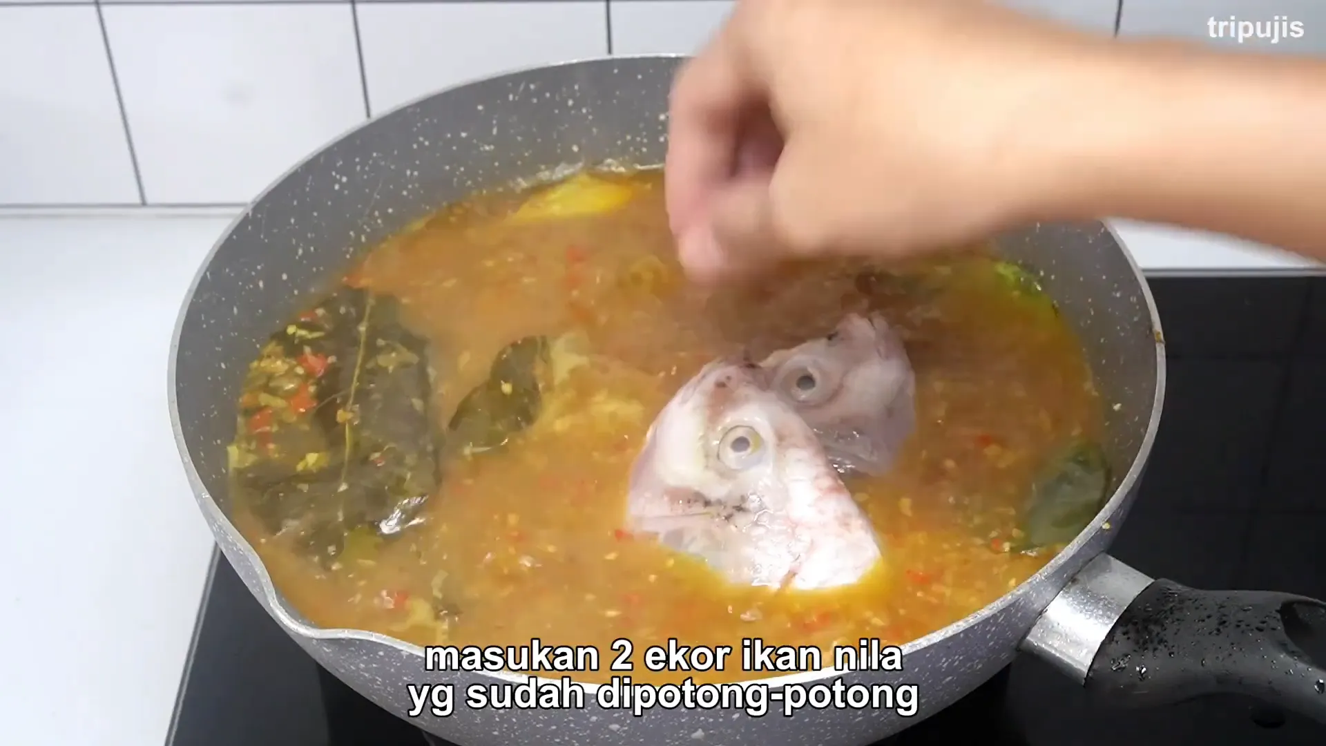 Memasak sup ikan nila dengan rempah khas Bali