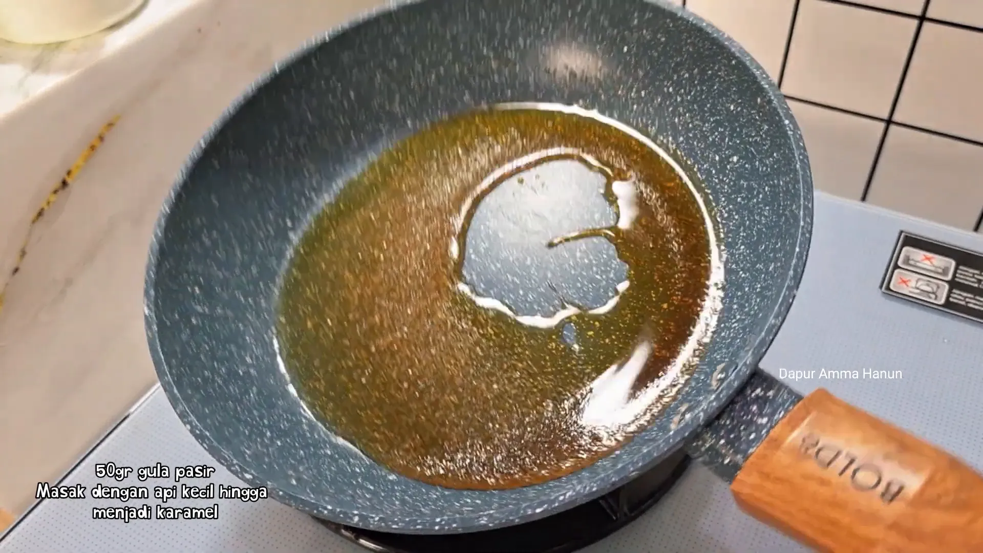 Proses membuat karamel gula pasir di pan