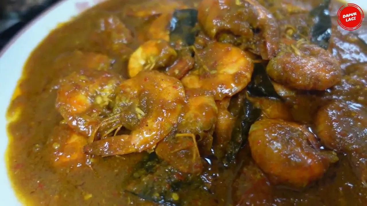 Udang bumbu kari pedas siap disajikan dengan nasi putih hangat