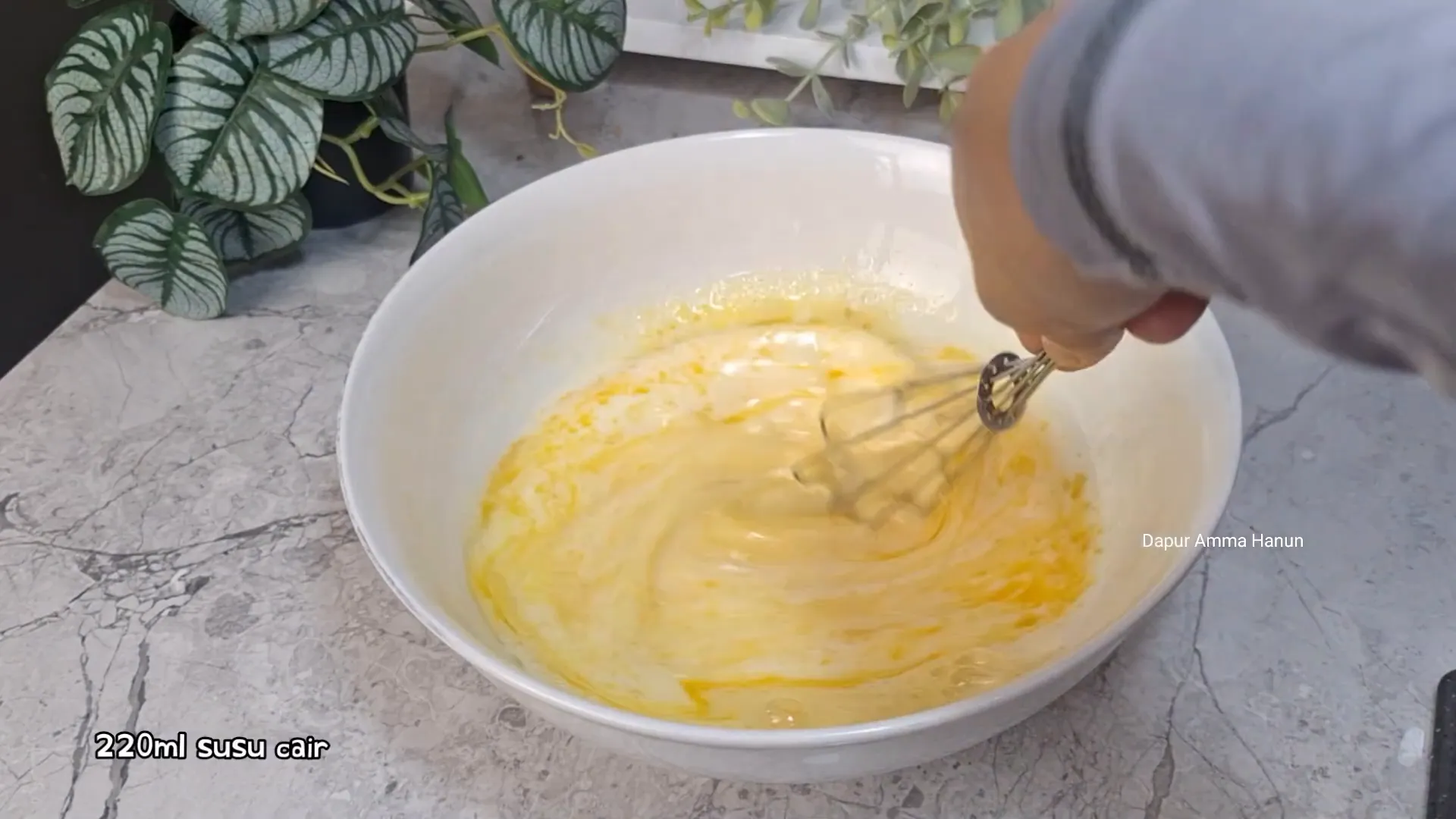 Mencampur telur, gula, vanili, butter, dan susu cair menjadi adonan