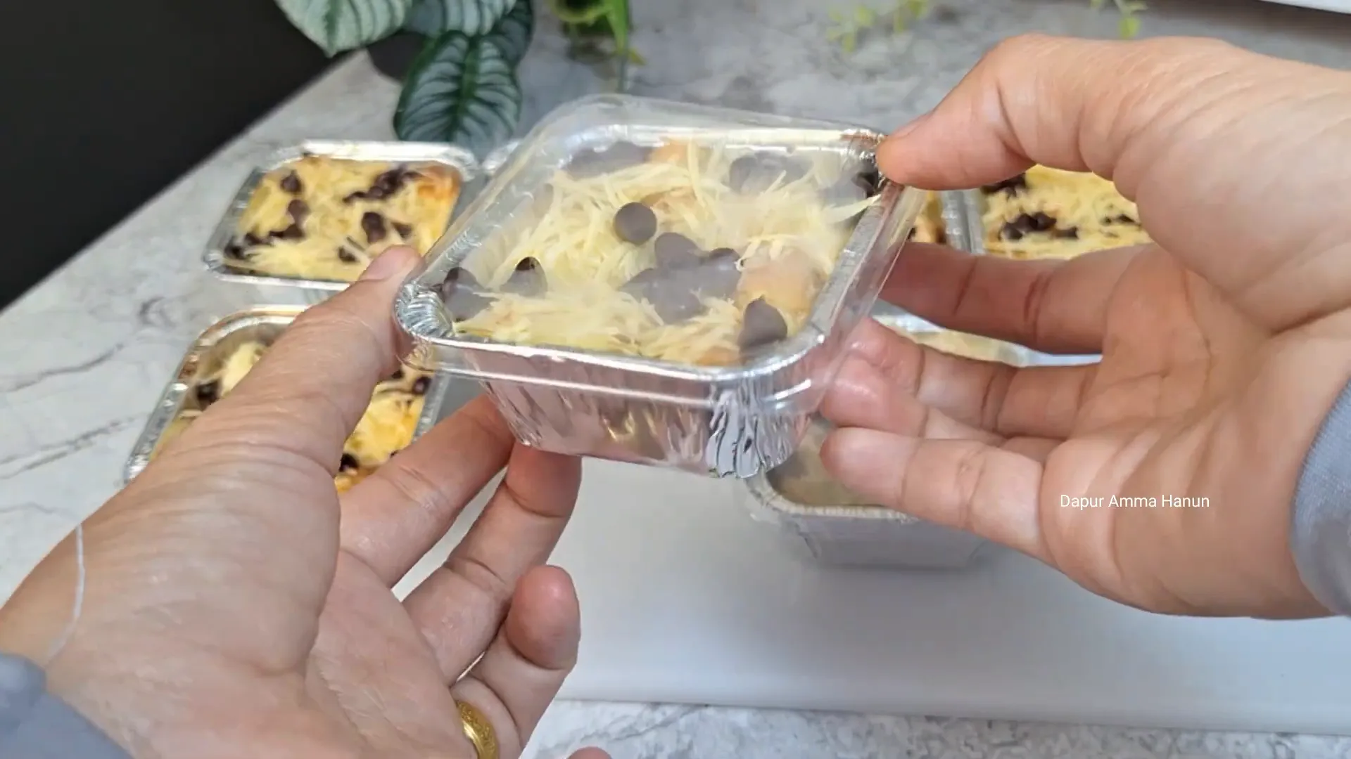 Cemilan pisang dan roti tawar yang sudah dikemas dengan tutup cup aluminium