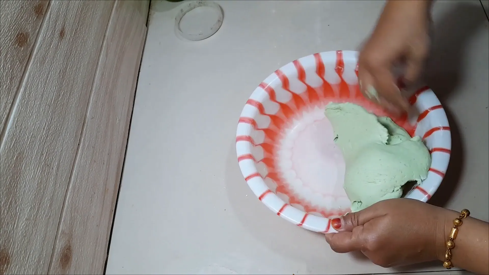 Mencampur tepung ketan dan tepung terigu