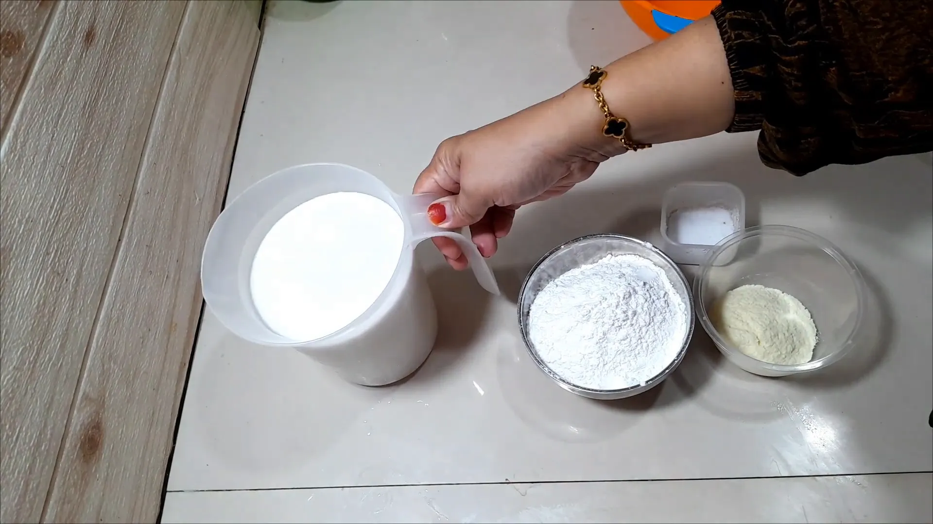 Mencampur bahan vla santan