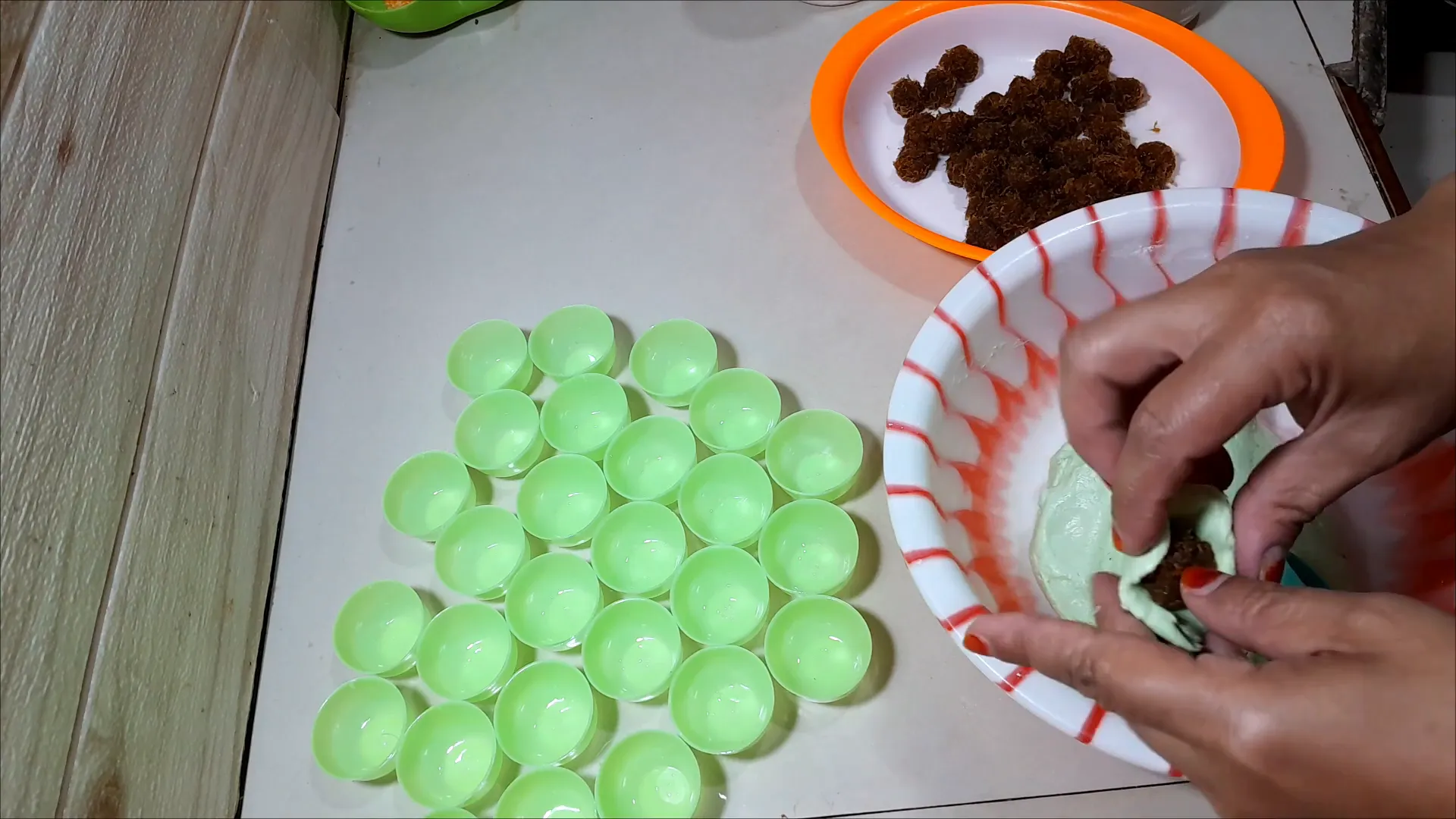 Membentuk kue mochi dengan isian kelapa