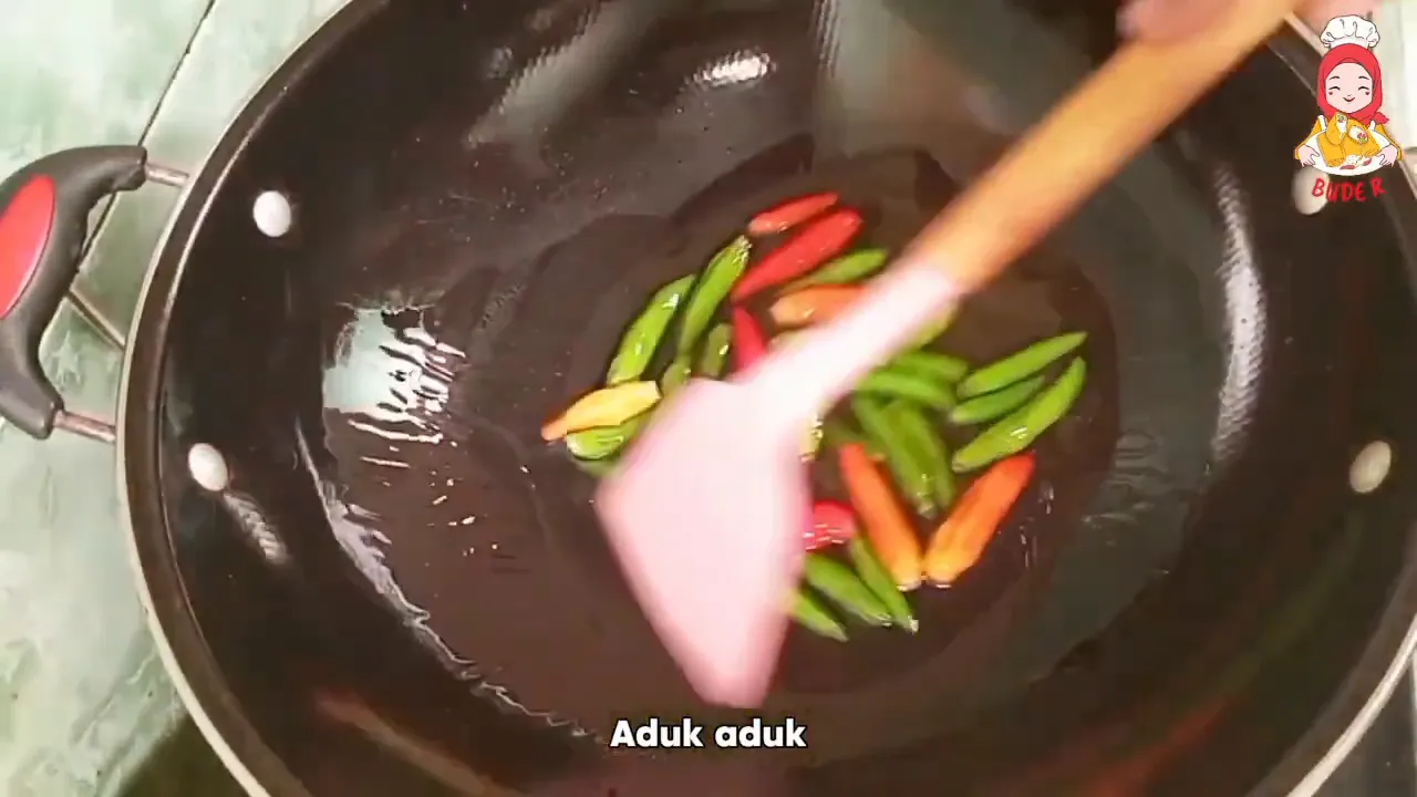 Menggoreng bawang dan cabe hingga matang
