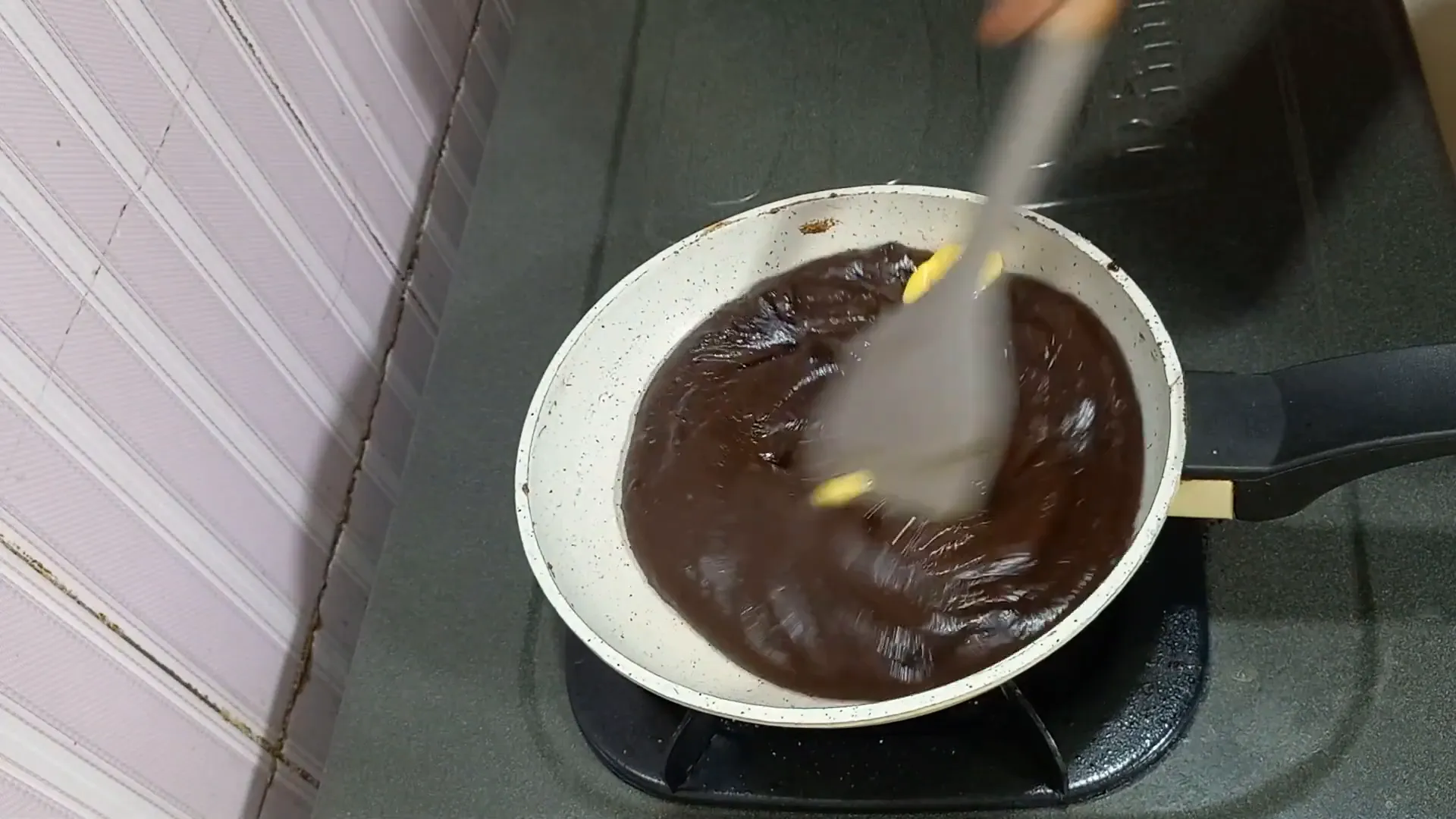 Isian coklat Milo yang sudah matang dan mengkilap