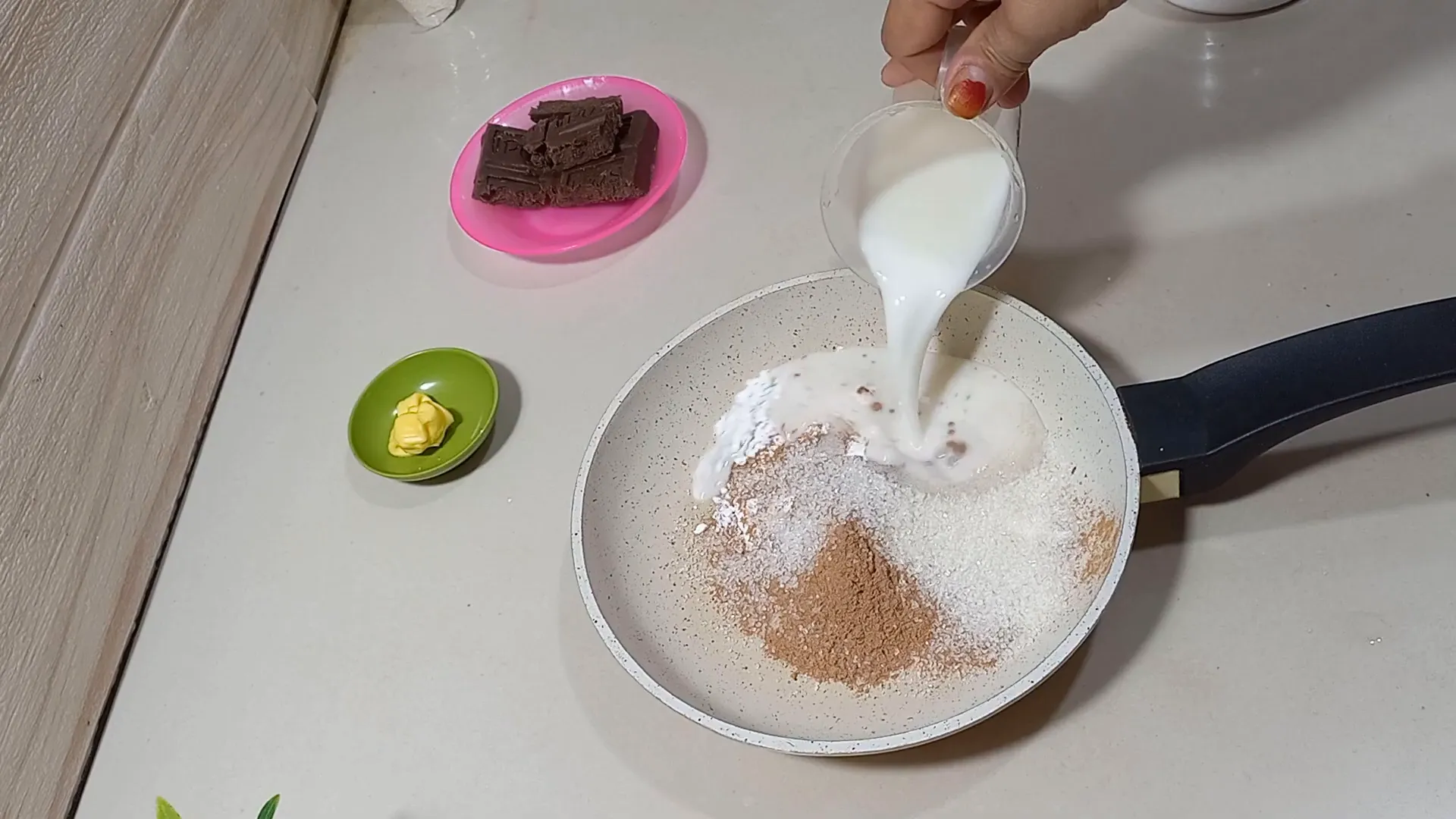 Campuran tepung maizena, bubuk Milo, dan gula pasir dilarutkan dengan susu